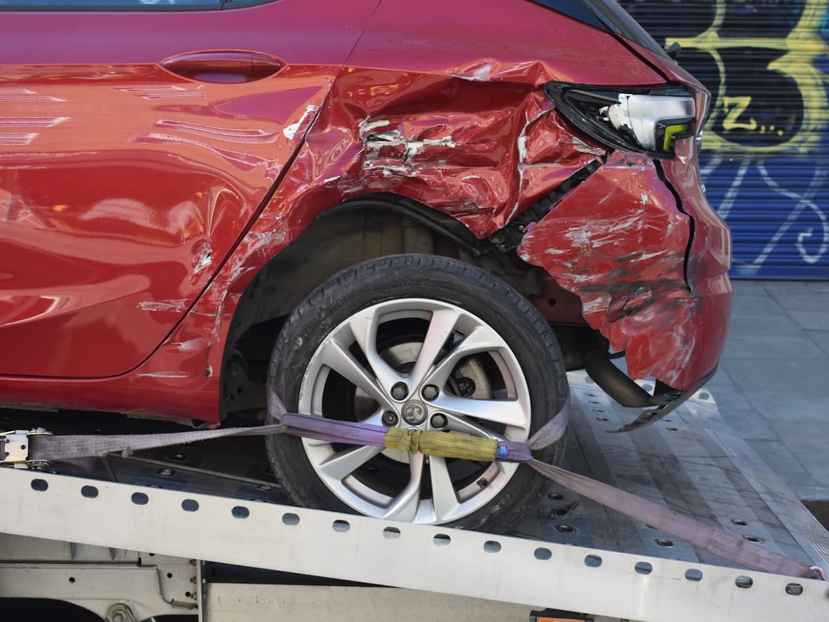 車尾嚴重撞毀、由板車拖運的事故車