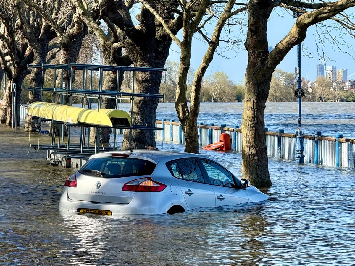 淹水街道上車身半泡在水中的轎車